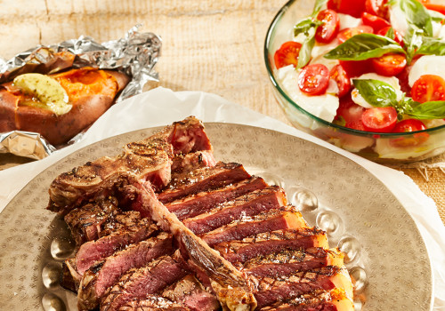 T-bone-steak-met-salade-caprese-gepofte-aardappel-2023-LR